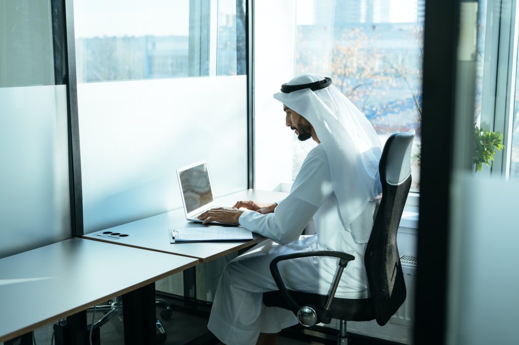 How to Choose the Right Dubai Website Design Agency for Your Business 6 handsome man with traditional clothes working in an office of Dubai